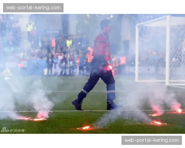 “烟花德比”再度上演，卡利亚里与萨索洛比赛因看台投掷物中断