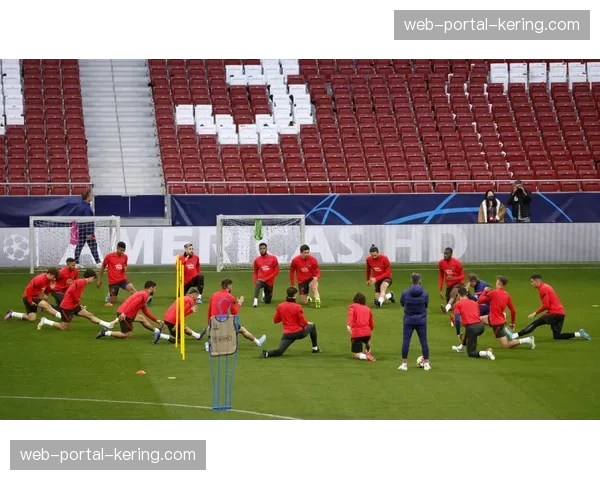 “赛前动态:马德里竞技全队加练定位球防守,以应对高位压迫后的反击空当” “赛前动态:马德里竞技全队加练定位球防守,以应对高位压迫后的反击空当”