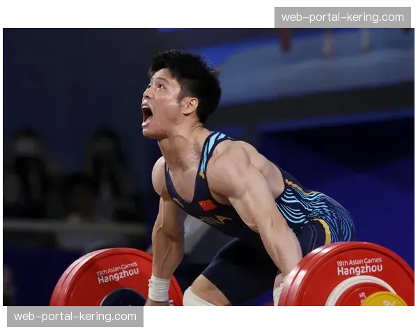 举重亚锦赛男子61公斤级决赛:李发彬抓举失利,总成绩惜败朝鲜选手 举重亚锦赛男子61公斤级决赛:李发彬抓举失利,总成绩惜败朝鲜选手